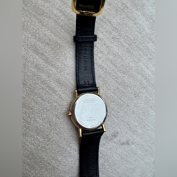COACH Vintage Gold Round Watch - Picture 6 of 9